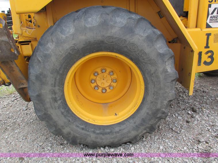 image for item H4506 1983 John Deere 310B backhoe