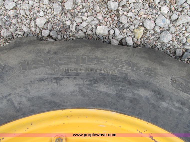 image for item H4506 1983 John Deere 310B backhoe