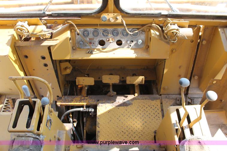 image for item H8144 1978 Caterpillar 983 track loader