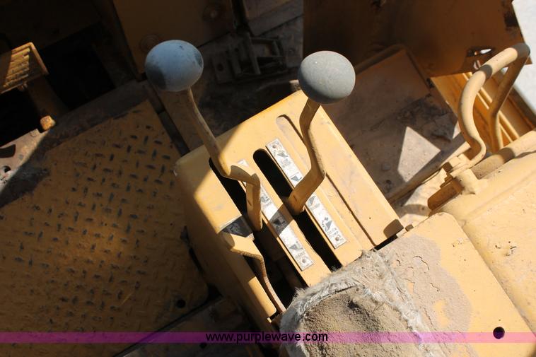 image for item H8144 1978 Caterpillar 983 track loader