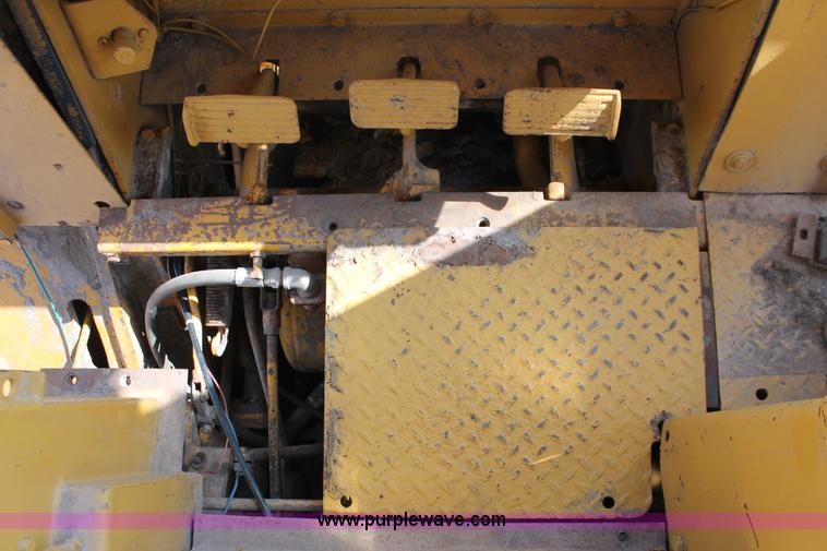 image for item H8144 1978 Caterpillar 983 track loader