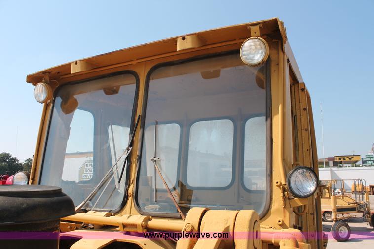 image for item H8144 1978 Caterpillar 983 track loader