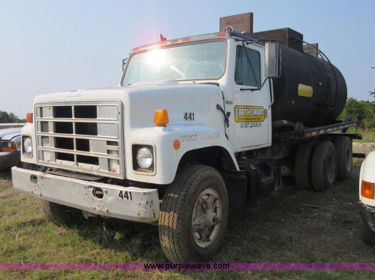 image for item I1996 1980 International F2574 tank truck