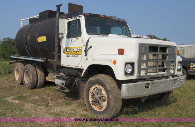 image for item I1996 1980 International F2574 tank truck