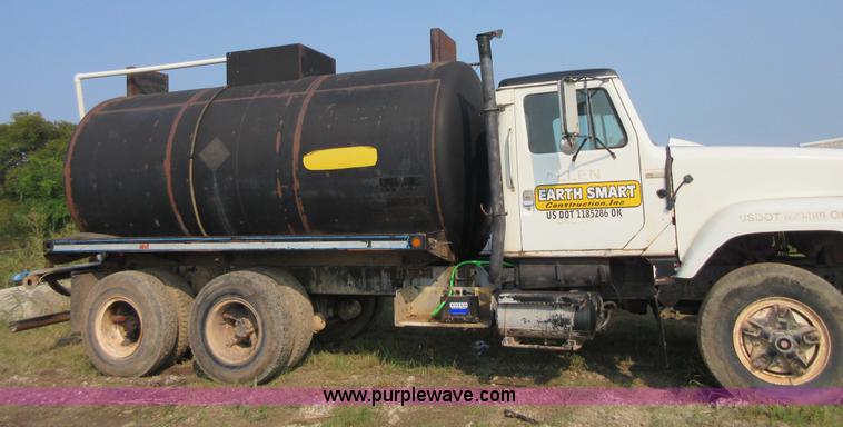 image for item I1996 1980 International F2574 tank truck