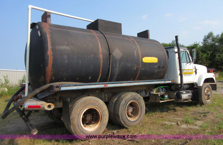 image for item I1996 1980 International F2574 tank truck