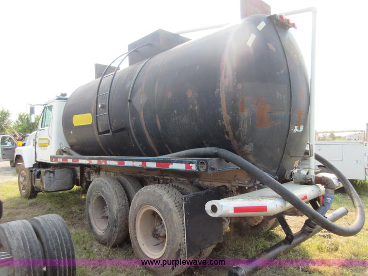 image for item I1996 1980 International F2574 tank truck