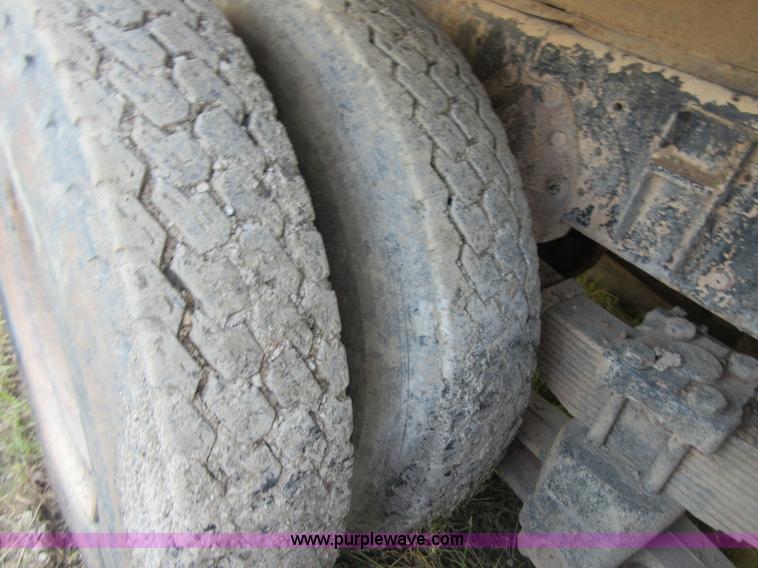 image for item I1996 1980 International F2574 tank truck