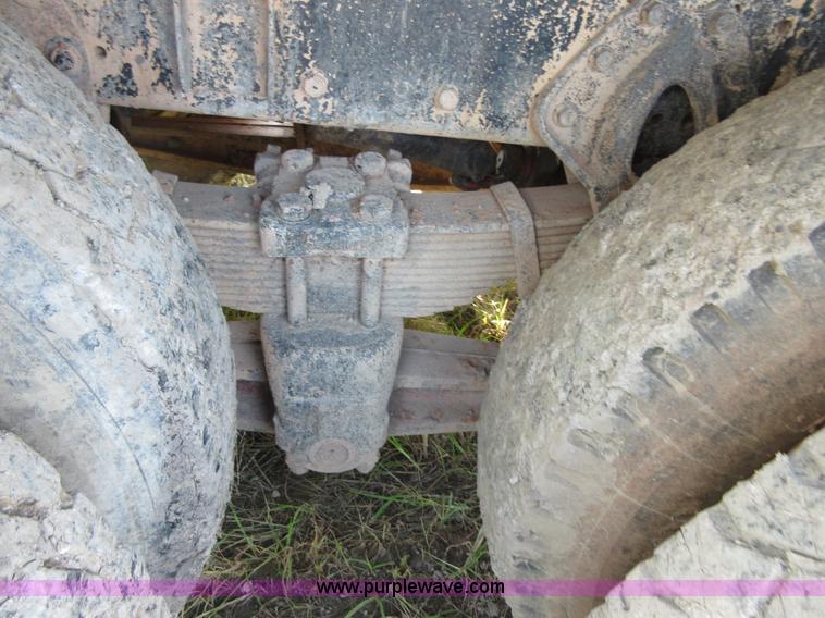 image for item I1996 1980 International F2574 tank truck