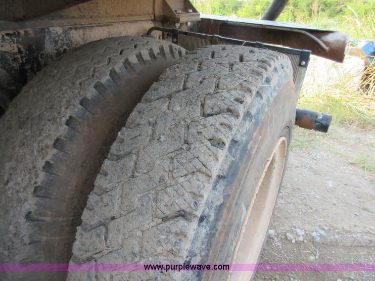 image for item I1996 1980 International F2574 tank truck