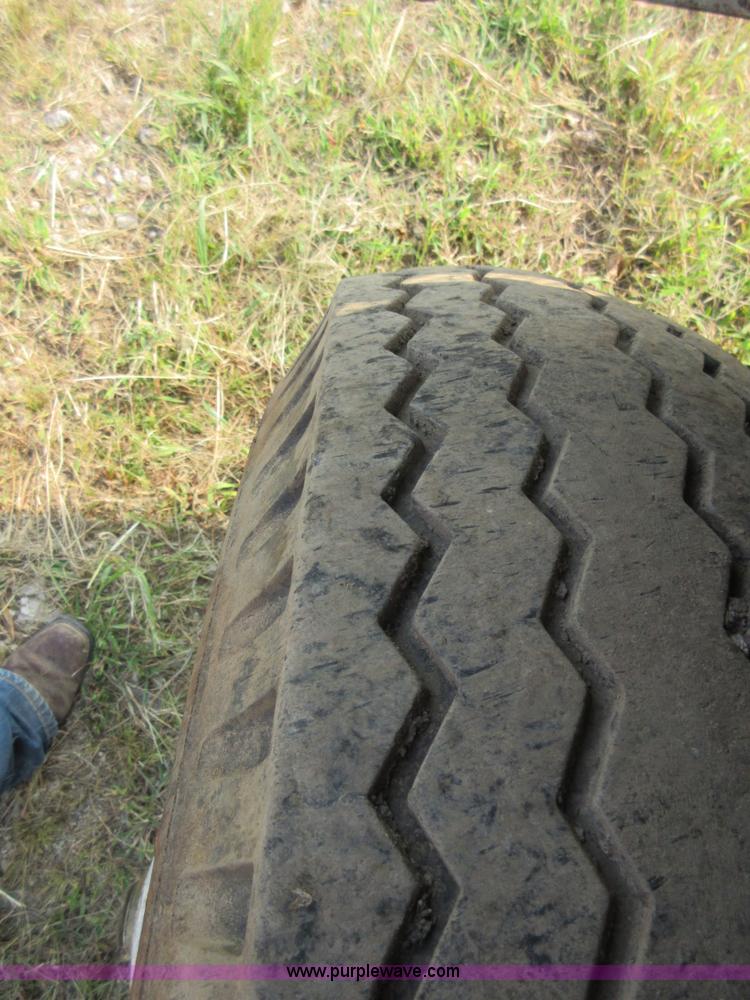 image for item I1996 1980 International F2574 tank truck