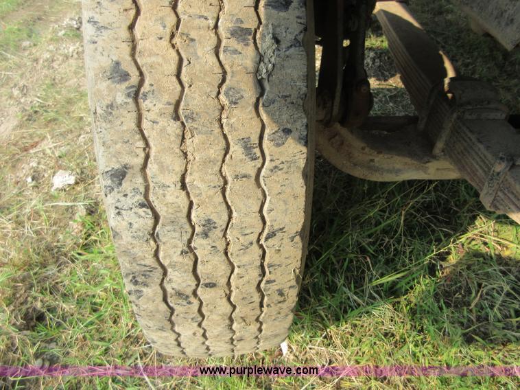 image for item I1996 1980 International F2574 tank truck