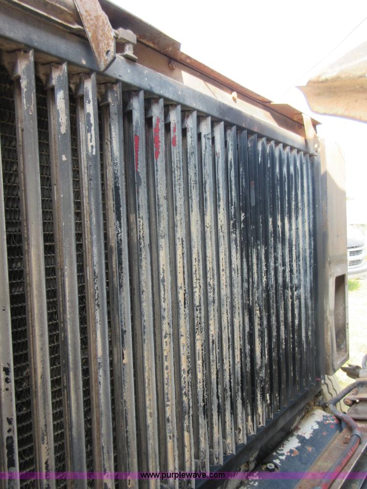 image for item I1996 1980 International F2574 tank truck