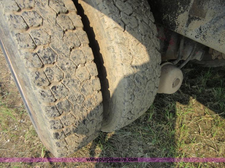 image for item I1996 1980 International F2574 tank truck