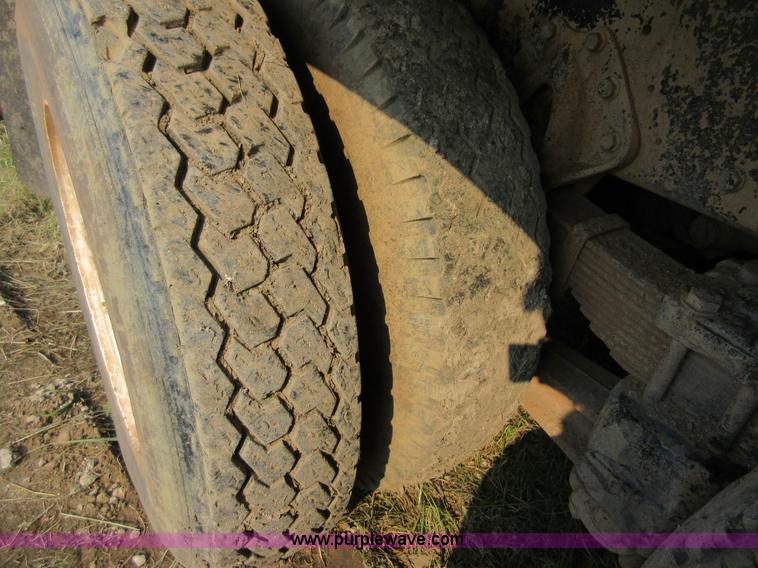 image for item I1996 1980 International F2574 tank truck