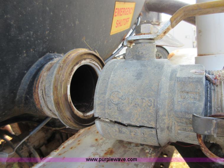 image for item I1996 1980 International F2574 tank truck