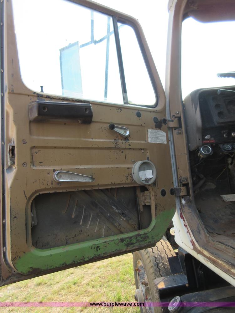 image for item I1996 1980 International F2574 tank truck