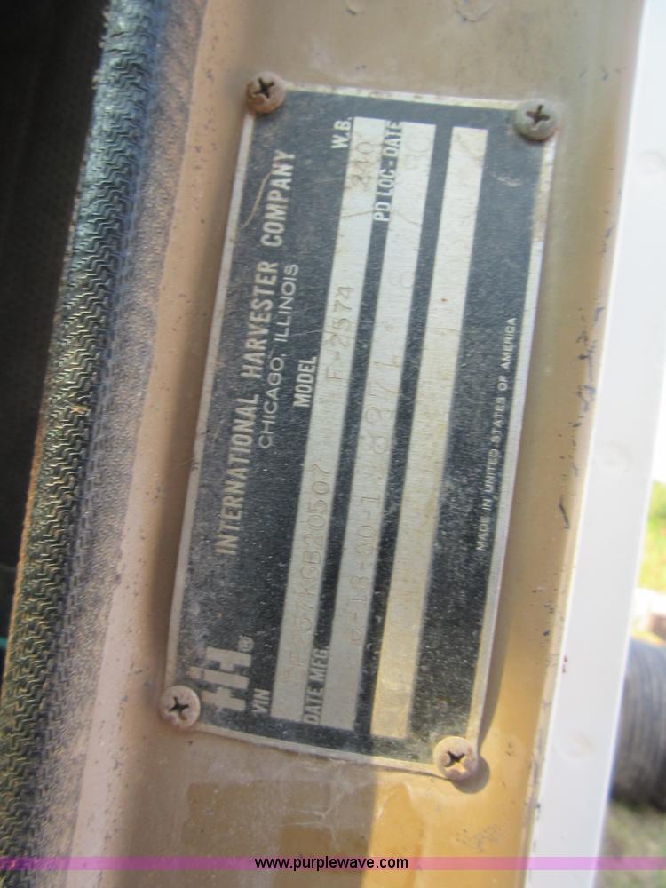 image for item I1996 1980 International F2574 tank truck