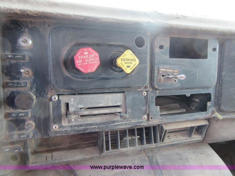 image for item I1996 1980 International F2574 tank truck