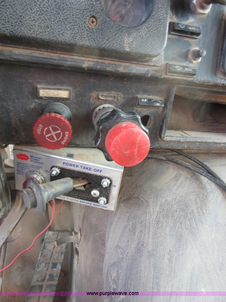 image for item I1996 1980 International F2574 tank truck