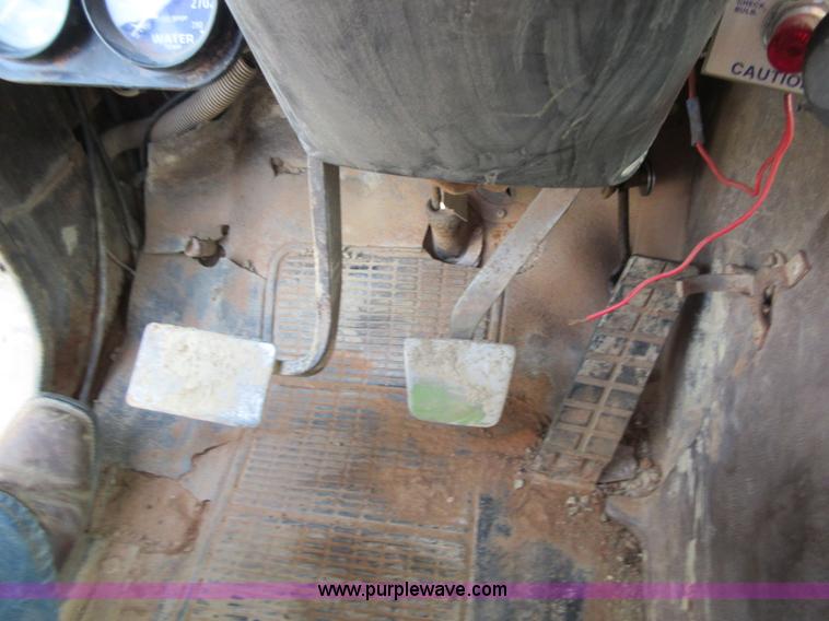 image for item I1996 1980 International F2574 tank truck