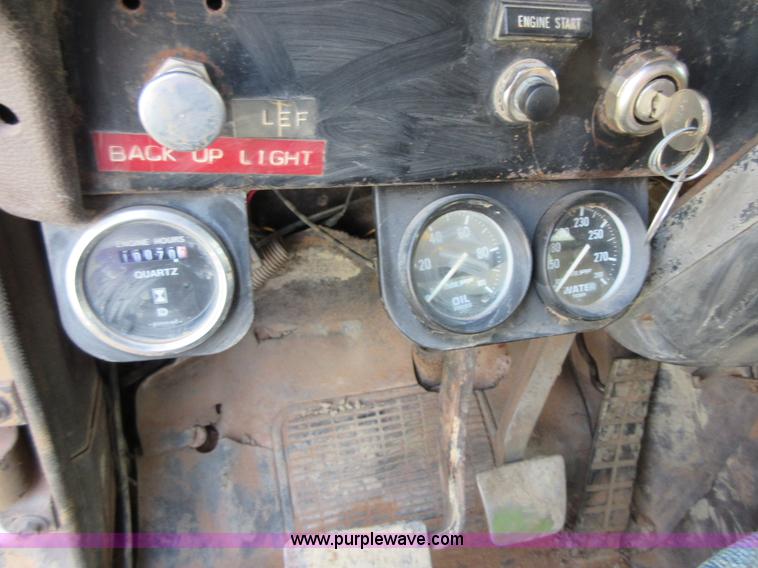 image for item I1996 1980 International F2574 tank truck