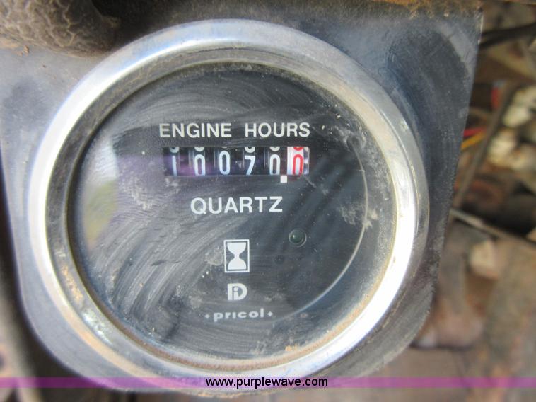 image for item I1996 1980 International F2574 tank truck