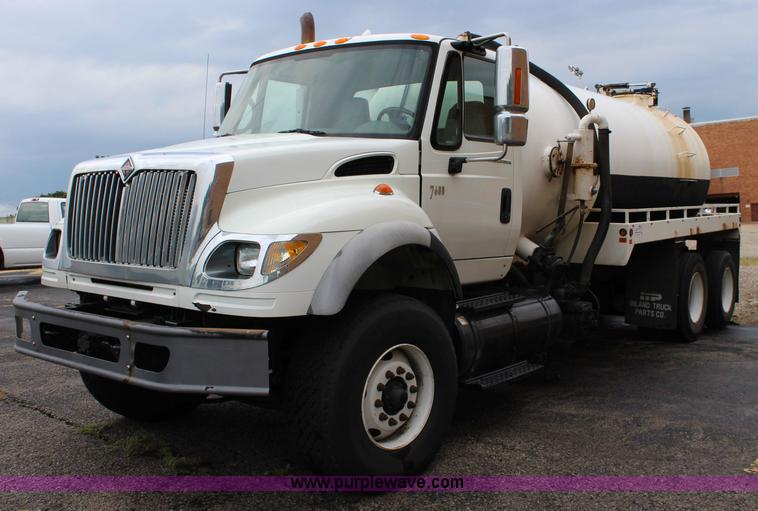 image for item J3680 2005 International 7600 tank truck
