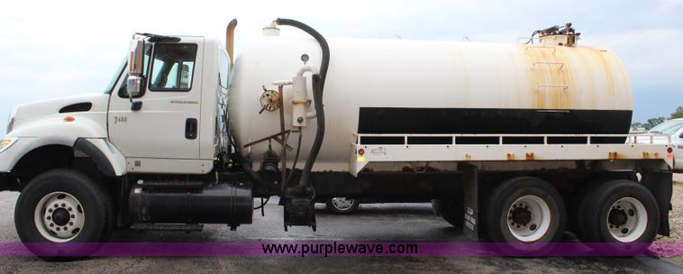 image for item J3680 2005 International 7600 tank truck