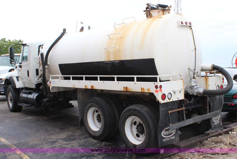 image for item J3680 2005 International 7600 tank truck