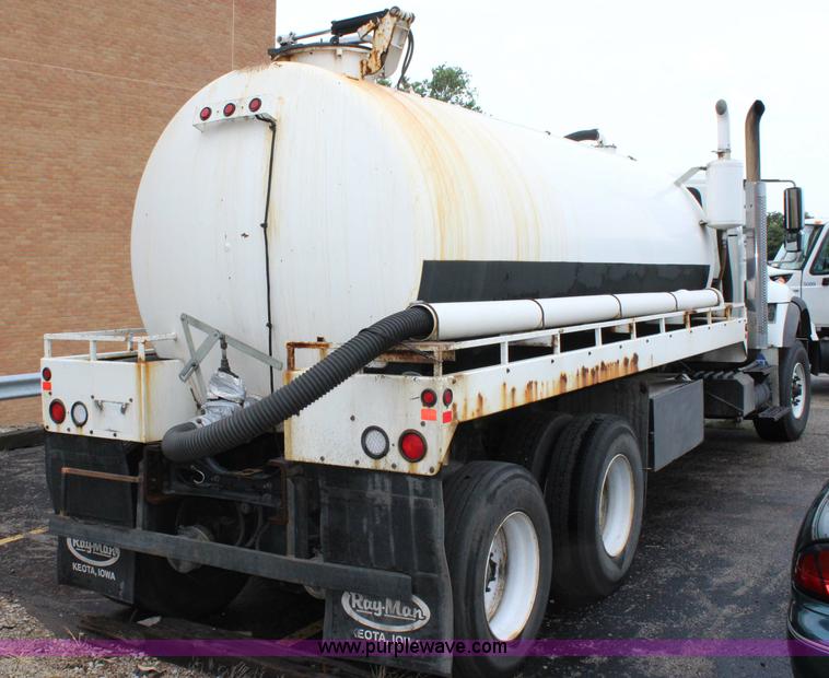 image for item J3680 2005 International 7600 tank truck