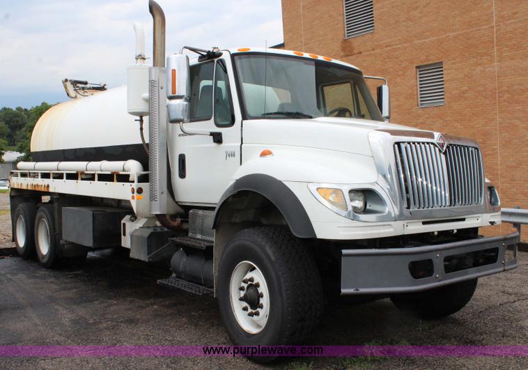 image for item J3680 2005 International 7600 tank truck