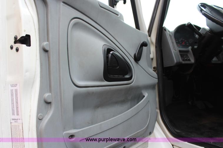 image for item J3680 2005 International 7600 tank truck