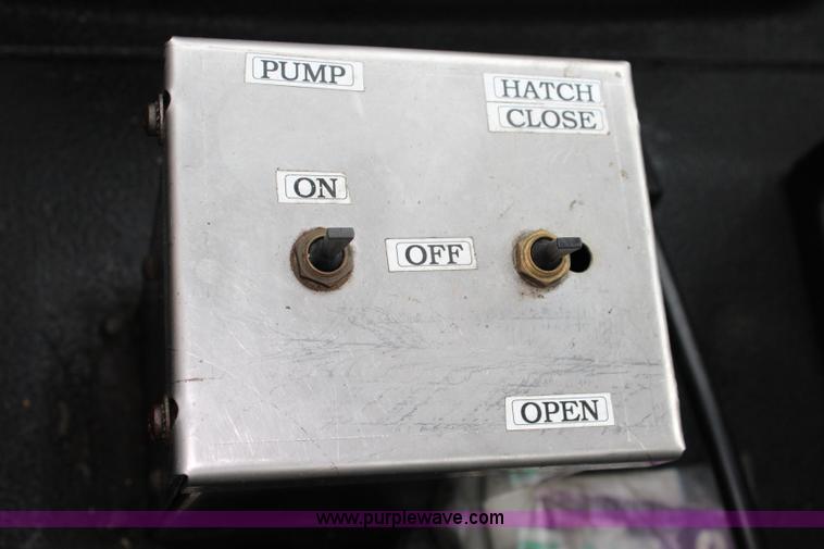 image for item J3680 2005 International 7600 tank truck