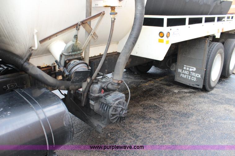 image for item J3680 2005 International 7600 tank truck