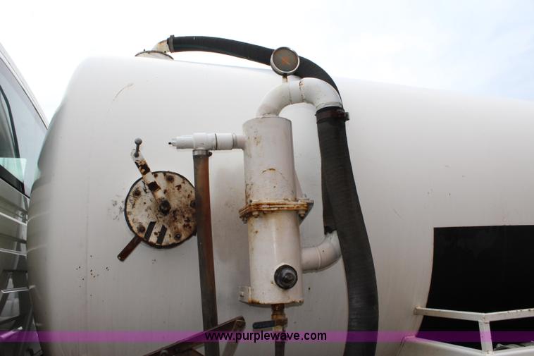 image for item J3680 2005 International 7600 tank truck