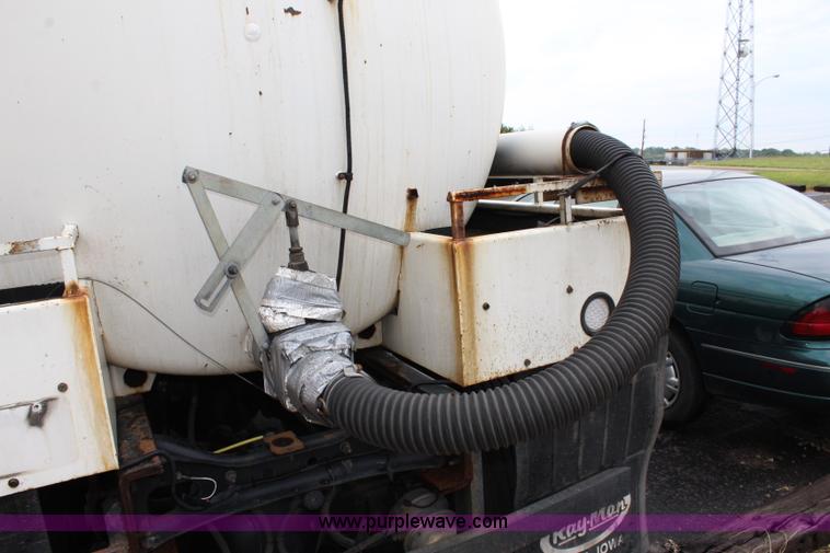 image for item J3680 2005 International 7600 tank truck