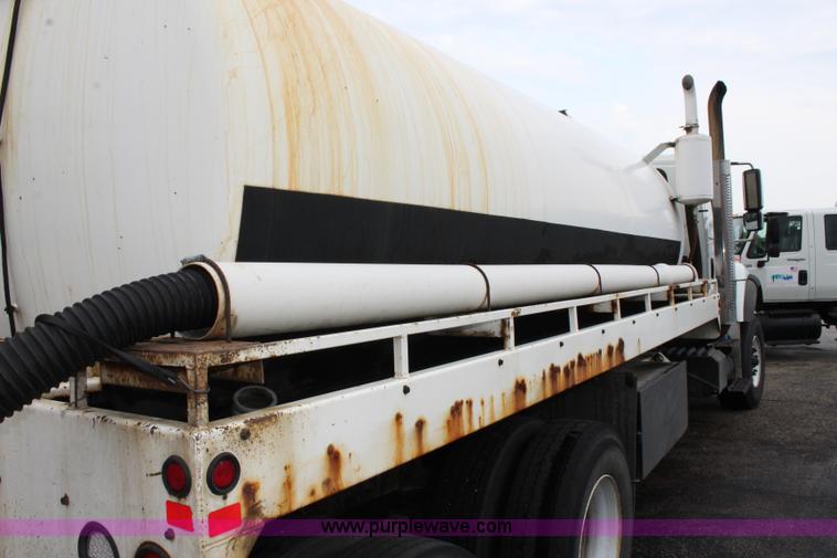 image for item J3680 2005 International 7600 tank truck