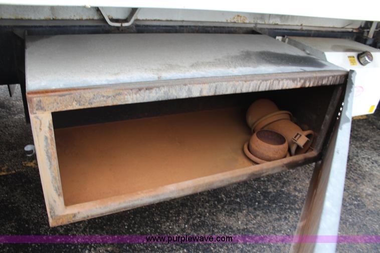 image for item J3680 2005 International 7600 tank truck