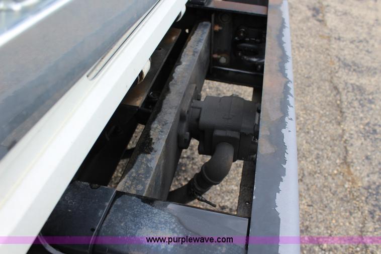 image for item J3680 2005 International 7600 tank truck