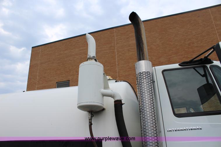 image for item J3680 2005 International 7600 tank truck