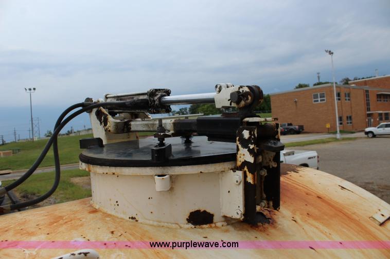 image for item J3680 2005 International 7600 tank truck