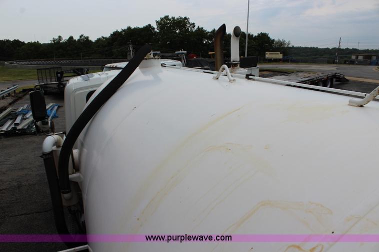 image for item J3680 2005 International 7600 tank truck