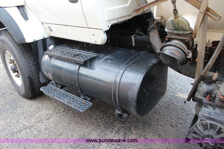 image for item J3680 2005 International 7600 tank truck