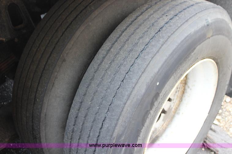 image for item J3680 2005 International 7600 tank truck