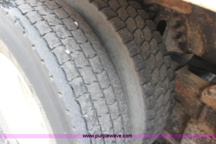 image for item J3680 2005 International 7600 tank truck