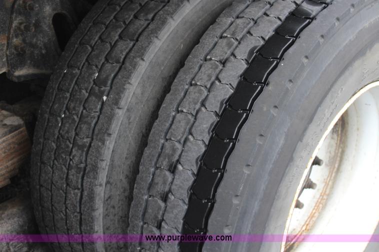 image for item J3680 2005 International 7600 tank truck