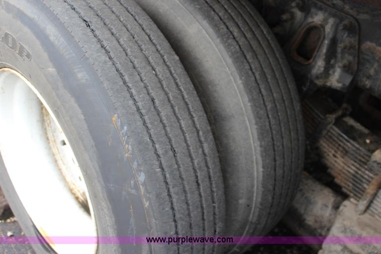 image for item J3680 2005 International 7600 tank truck