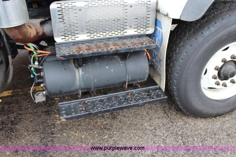 image for item J3680 2005 International 7600 tank truck