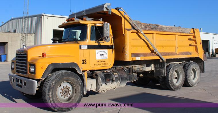 image for item J3702 1993 Mack RD690S dump truck